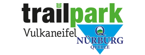 Logo des Trailparks Vulkaneifel, daneben das Logo der Nürburg Quelle